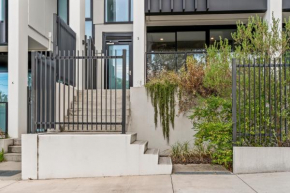 StayAU Modern 2BR Townhouse w/ pool, Oakleigh